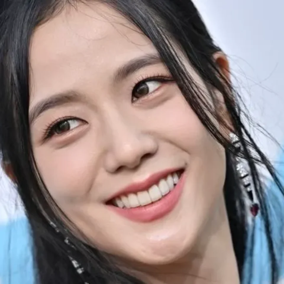 Jisoo BLACKPINK với nụ cười tỏa sáng trên sân khấu.