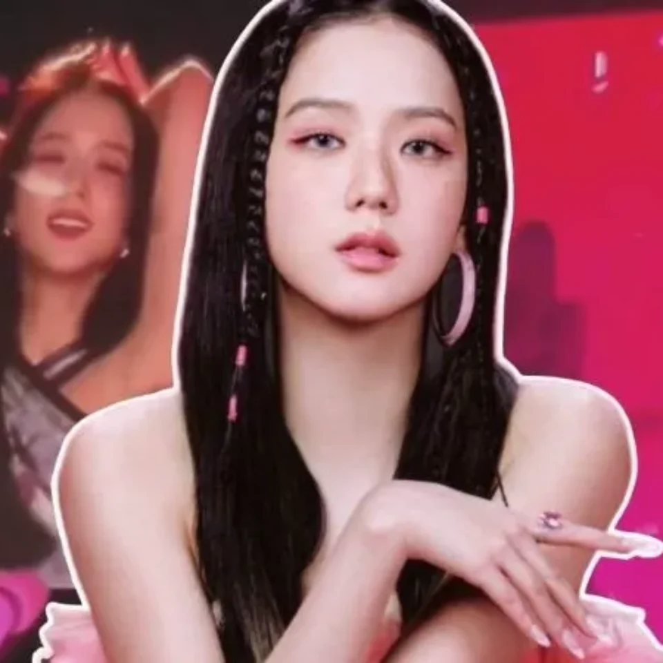 Jisoo BLACKPINK với kiểu tóc uốn sóng nhẹ nhàng.