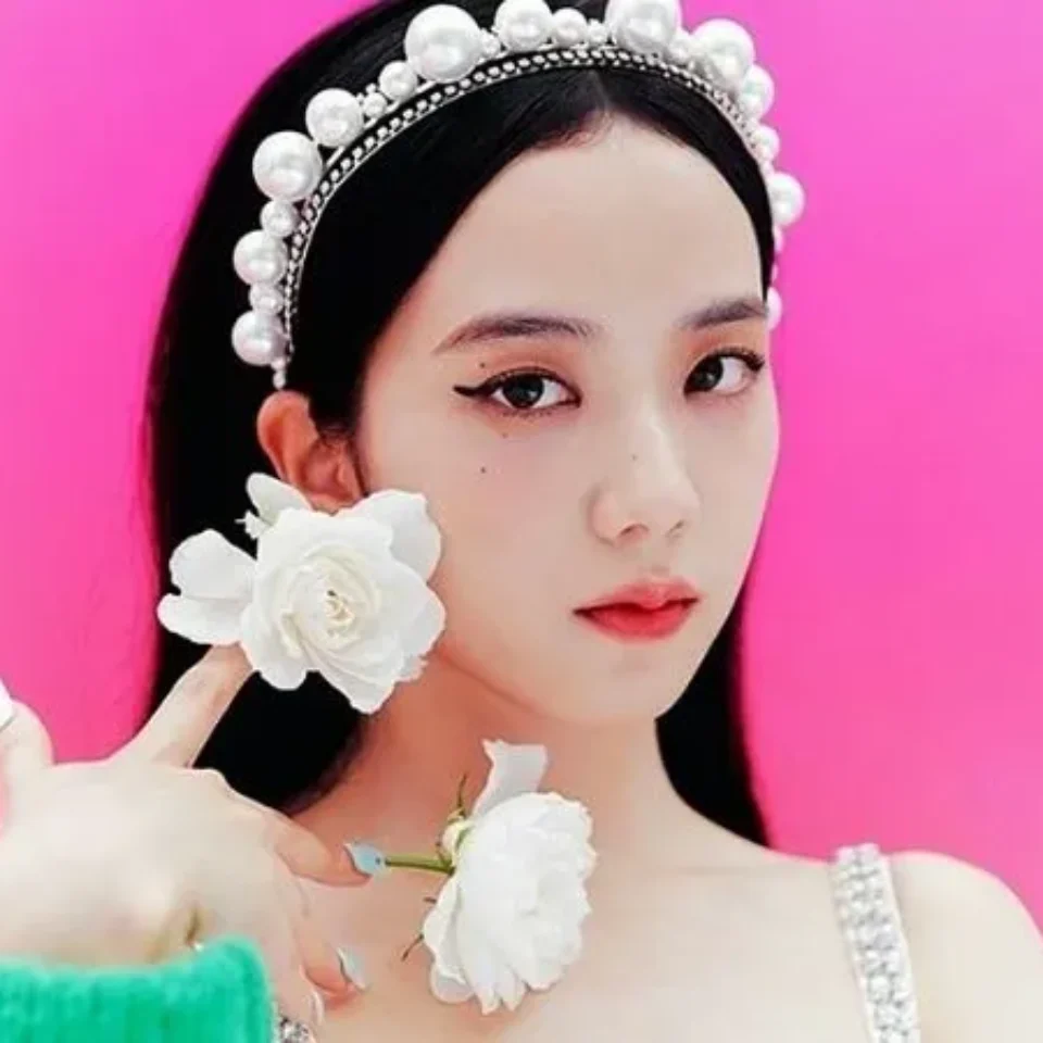 Jisoo khoe vẻ đẹp tự nhiên với lớp makeup nhẹ nhàng.