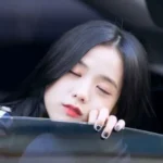 Jisoo BLACKPINK với tóc dài thả tự nhiên tạo dáng trên bãi biển.