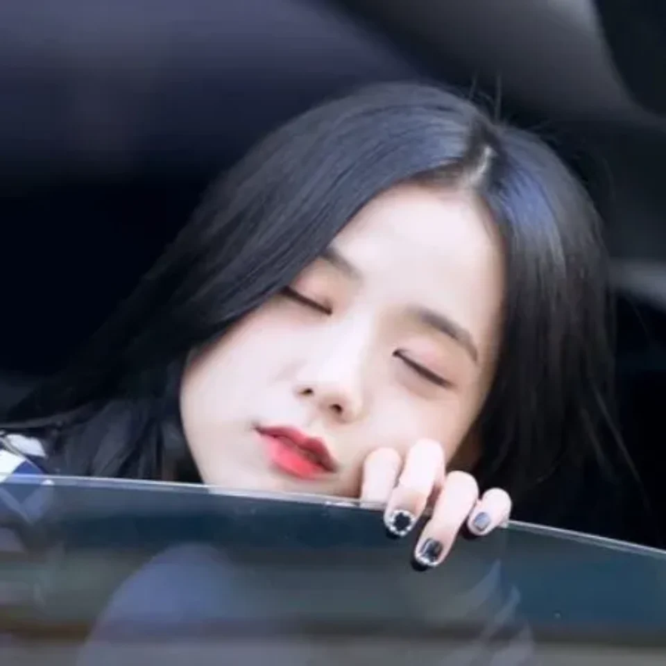 Jisoo BLACKPINK với tóc dài thả tự nhiên tạo dáng trên bãi biển.