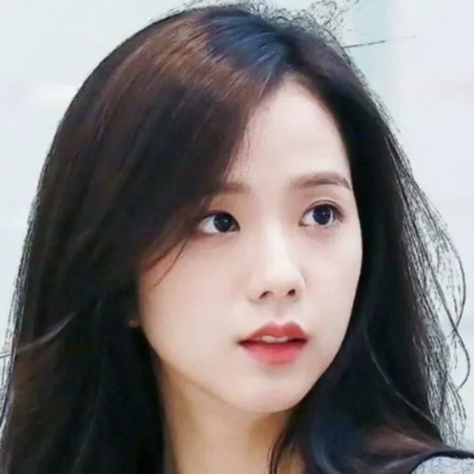 Jisoo BLACKPINK với phong cách thời trang đường phố.