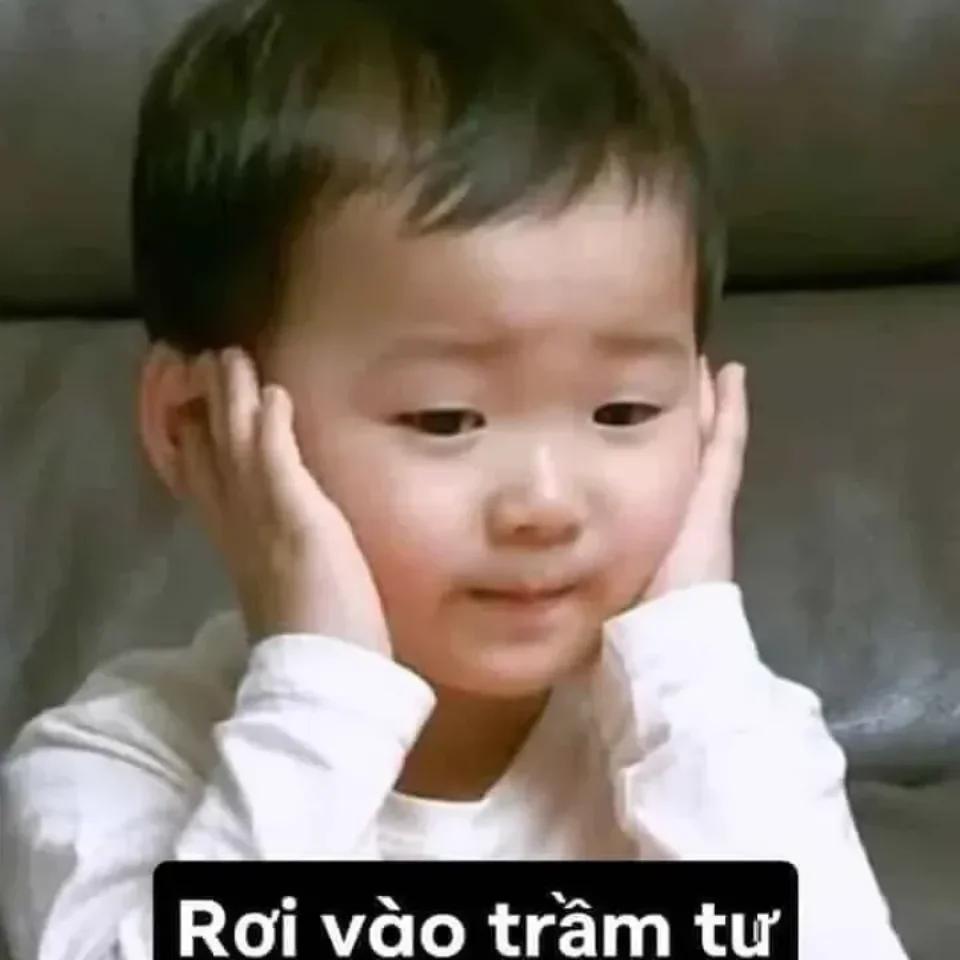 Meme em bé cười phì vì điều gì đó hài hước