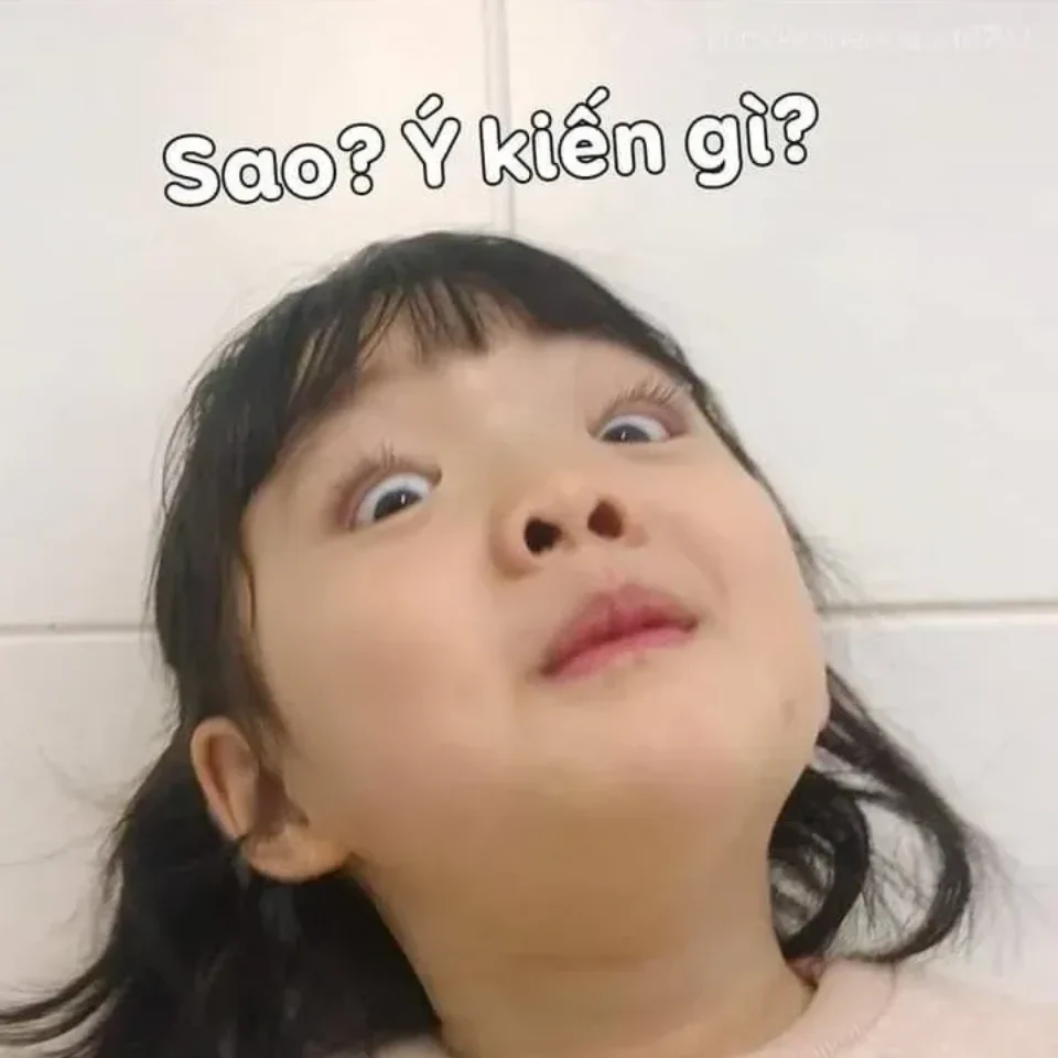 Meme em bé với biểu cảm thắc mắc ngộ nghĩnh