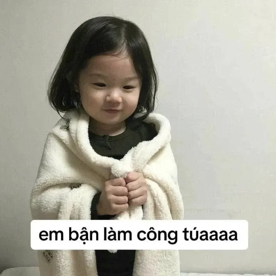 Meme em bé nhìn chằm chằm đầy ngộ nghĩnh