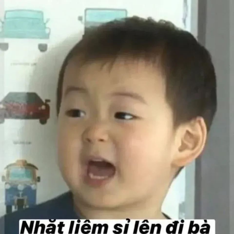 Meme em bé buồn cười khi nhìn chằm chằm