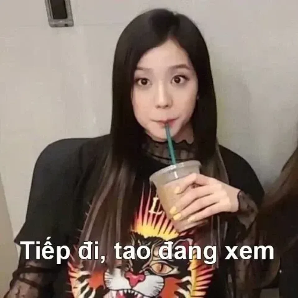 Ảnh Lisa Meme với nụ cười "đáng yêu" và mắt nhắm hờ