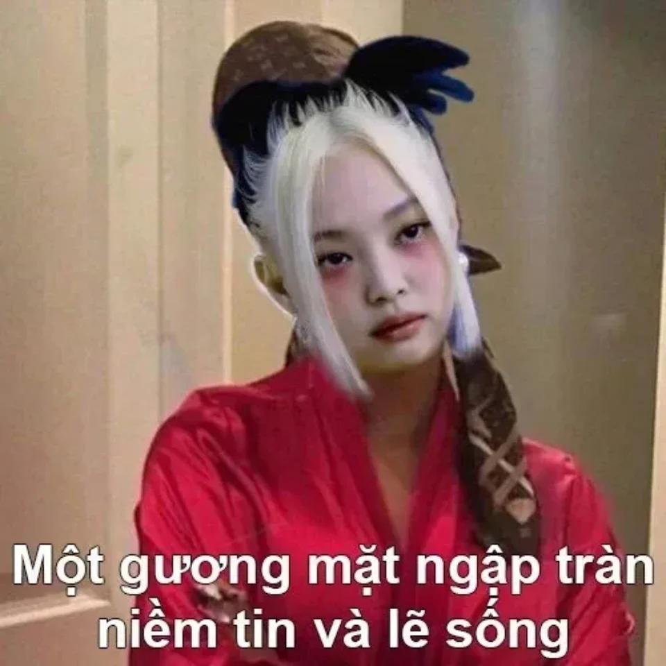 Ảnh Lisa Meme nhắm mắt và thư giãn với nụ cười nhẹ