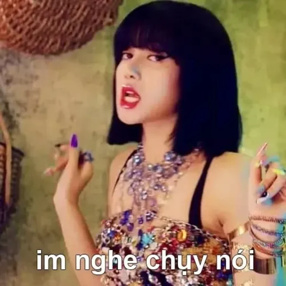 Ảnh Lisa Meme tay giơ lên chào với nụ cười tươi