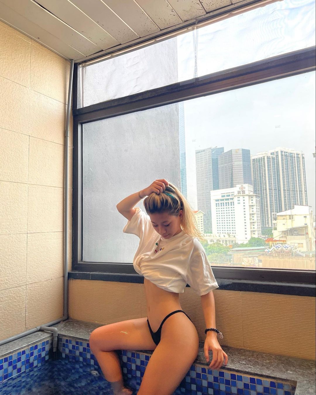 +1001 ảnh thả dáng sexy của Hot girl TDDC Louis Phạm nóng
